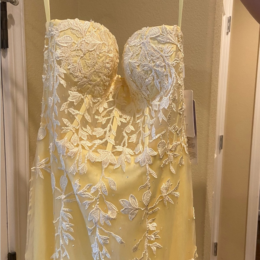 Elegant Yellow Prom Gown with Floral Lace.